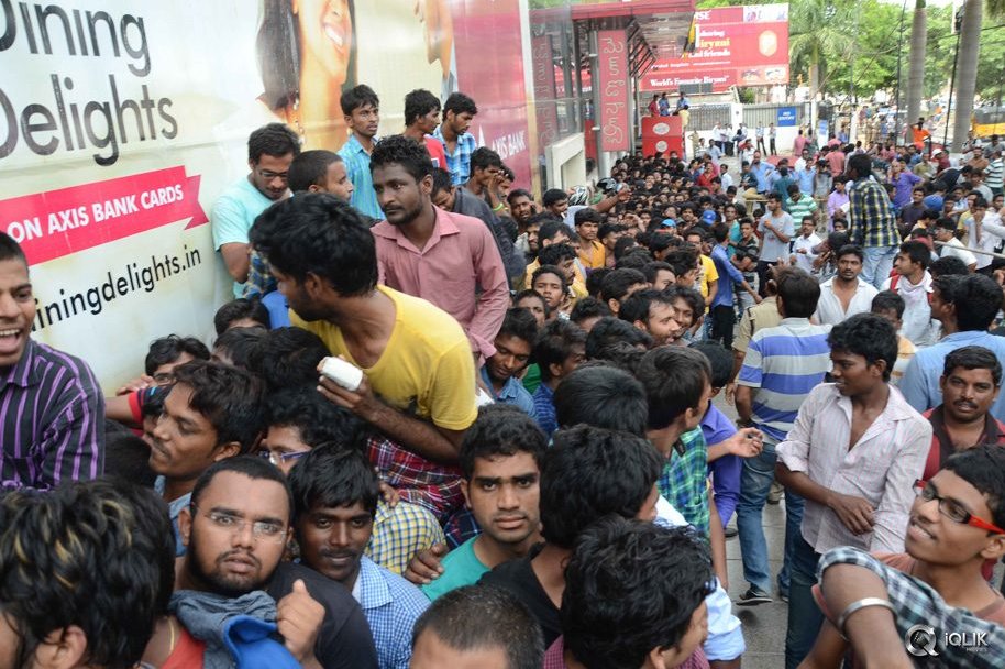 Baahubali-Tickets-Hungama-at-Theaters